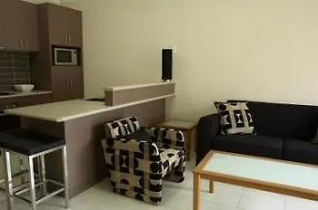Emerald Inn By Travellers Aparthotel